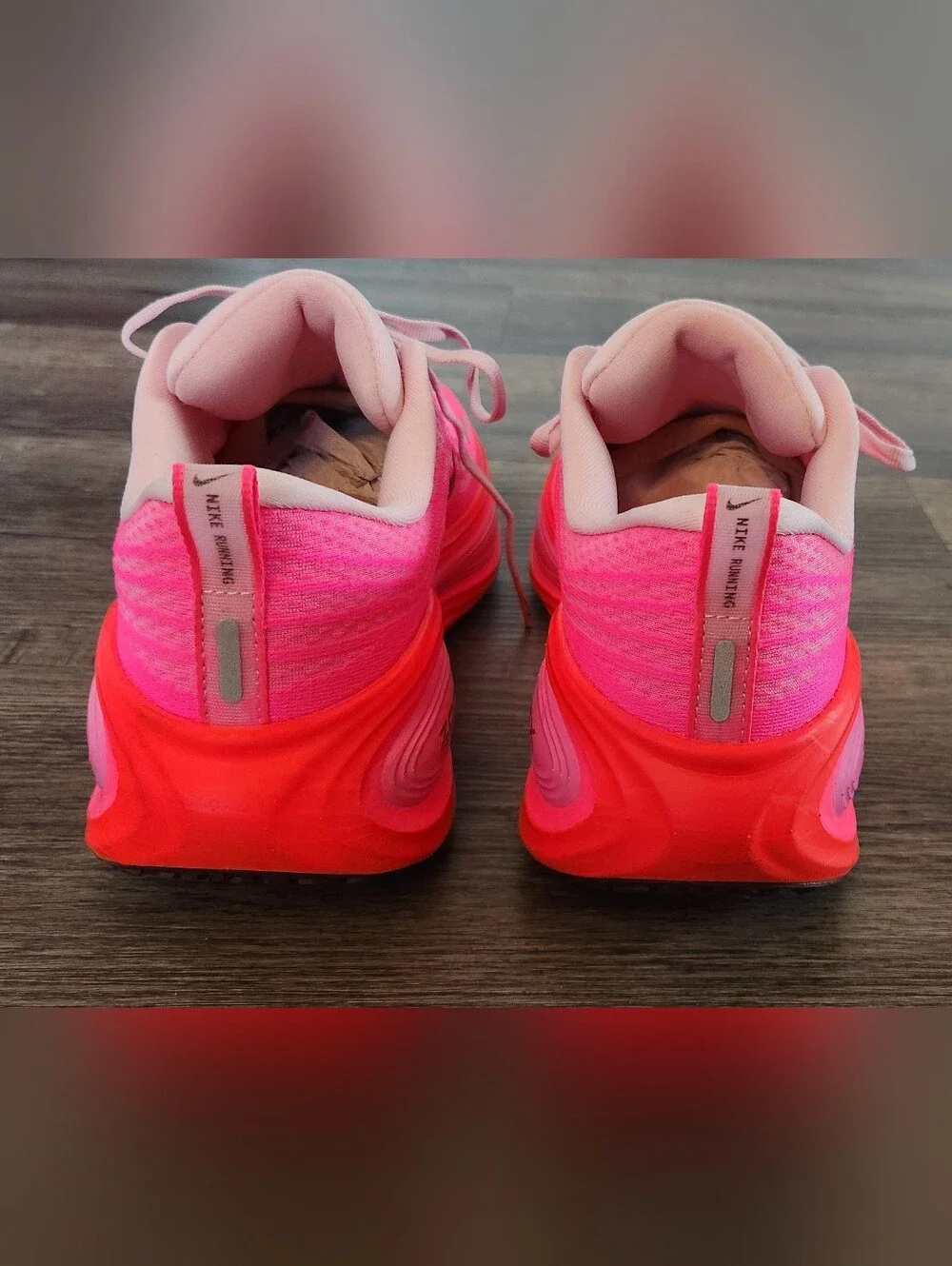 **BRAND NEW** Nike Vomero PLUS Zoom X Sz 8.5 Bright Vibrant Neon Hyper Hot Pink